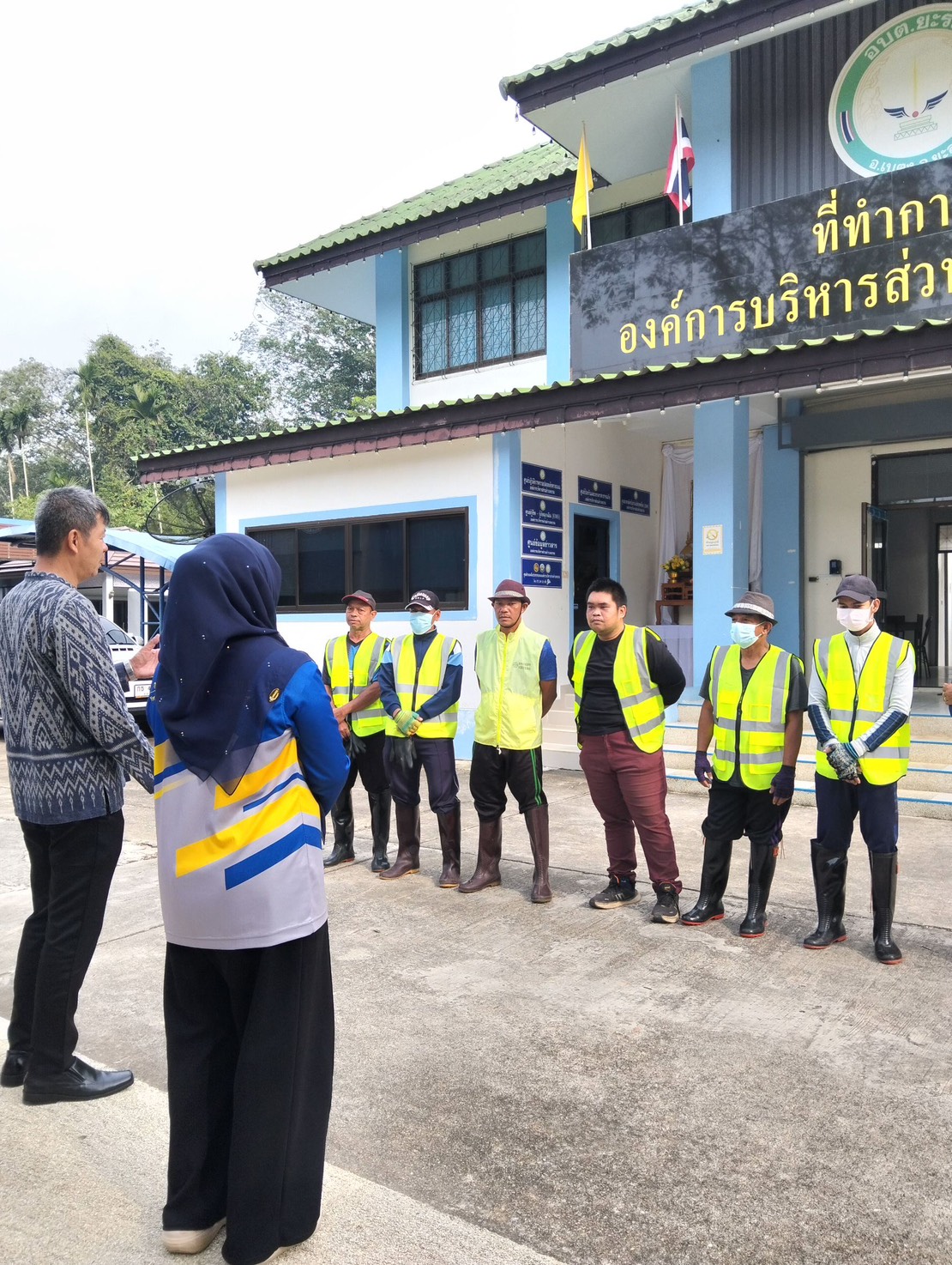 รองนายก อบต.ยะรม ให้กำลังใจพนักงานเก็บขยะก่อนออกปฏิบัติหน้าที่