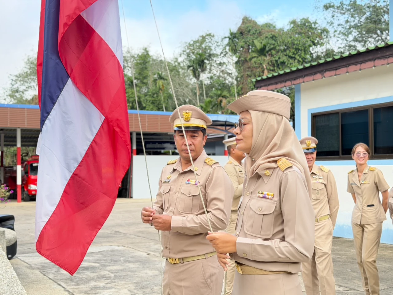 อบต.ยะรม ร่วมแสดงพลังความสามัคคี เนื่องในวันพระราชทานธงชาติไทย ประจำปี 2569